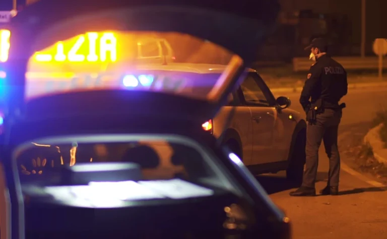 La Polizia denuncia uomo di 50 anni alla guida sotto effetto di droghe La Polizia denuncia uomo di 50 anni alla guida sotto effetto di droghe - guida, polizia
