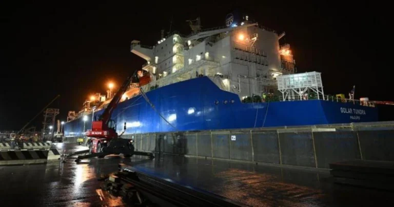 La nave rigassificatrice è arrivata a Piombino - gas, nave