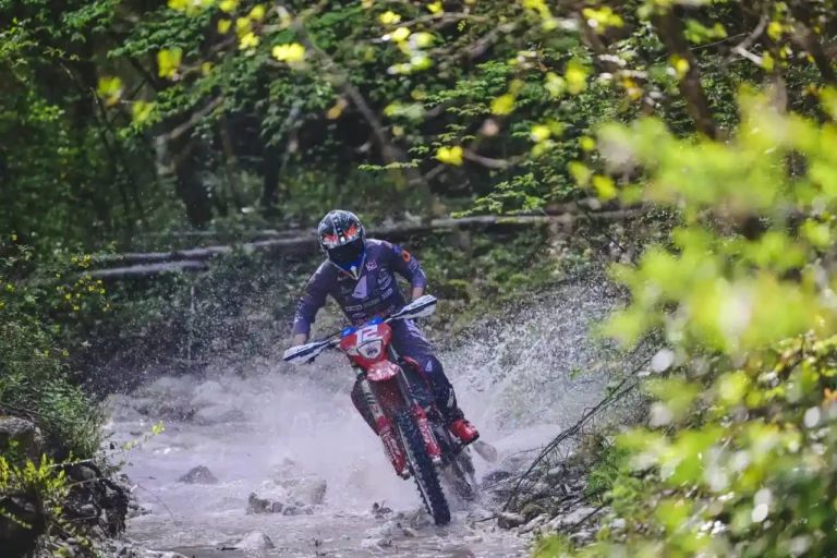 Gianluca Martini sul terzo gradino del podio in Abruzzo - martini, moto
