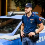 agente della polizia di stato di pattuglia in strada