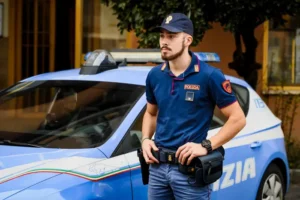 Maxi blitz antidroga: 539 arresti in 44 province italiane tra cui Massa Carrara – Immagine dell'articolo agente della polizia di stato di pattuglia in strada