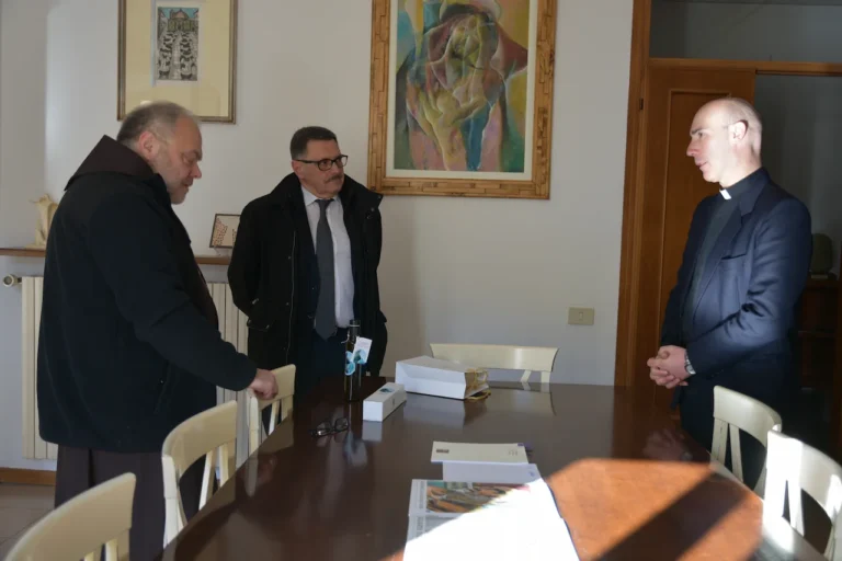 La Polizia consegna l’olio di Capaci al vescovo Mario Vaccari La Polizia consegna l'olio di Capaci al vescovo Mario Vaccari - olio, polizia