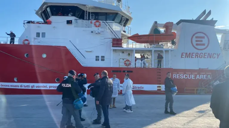 Marina di Carrara: la Polizia sottopone a fermo due scafisti di migranti Marina di Carrara: la Polizia sottopone a fermo due scafisti di migranti - marina di carrara, polizia