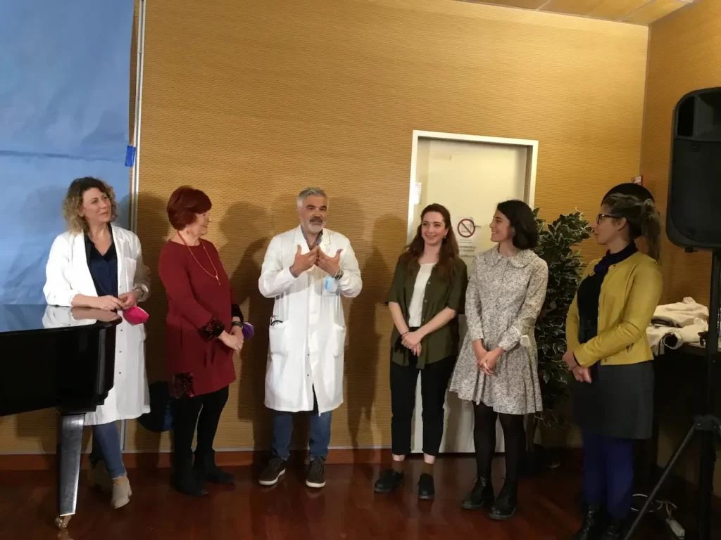 “RicAmiamo in oncologia”, l’opera condivisa è ora all’ospedale Apuane “RicAmiamo in oncologia", l'opera condivisa è ora all'ospedale Apuane - apuane, mambrini