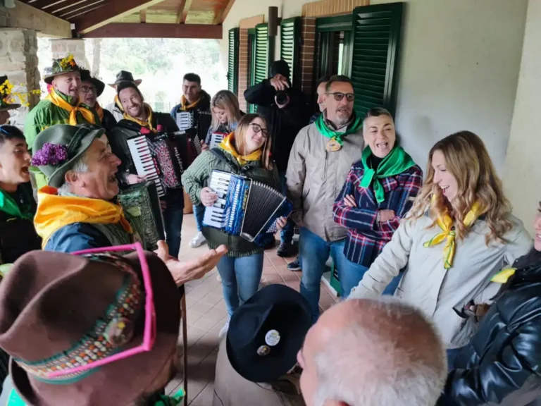 Le tradizioni: "Siam venuti a cantar maggio..." - canto, maggio