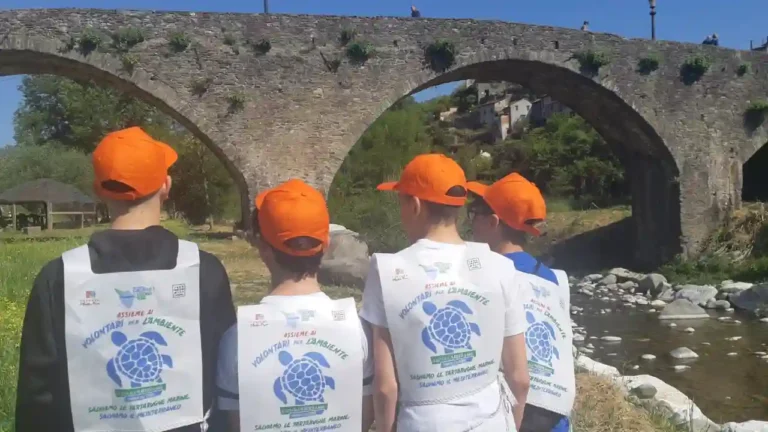 Gli studenti di Pontremoli puliscono il corso del fiume Magra Gli studenti di Pontremoli puliscono il corso del fiume Magra - 5 maggio, magra