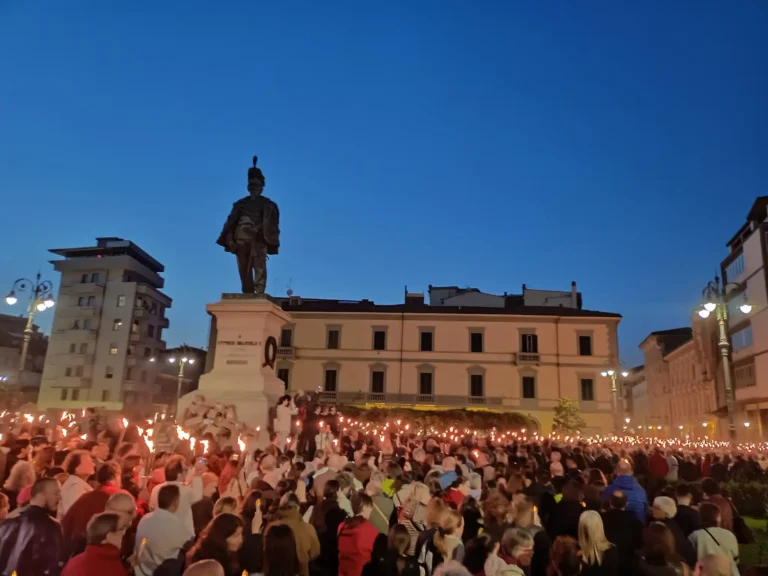 Migliaia di persone a Pisa alla fiaccolata per la psichiatra uccisa - capovani, fiaccolata