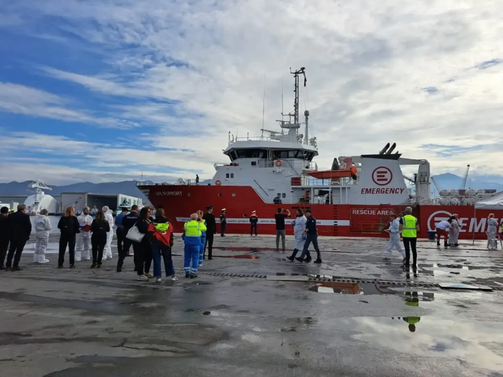Sbarco dei migranti a Marina Carrara: il personale Asl in prima fila per le operazioni di accoglienza - accoglienza, asl