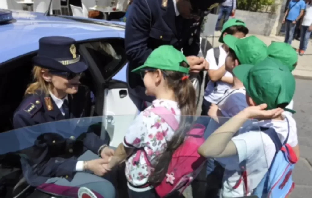 Sicurezza stradale, la Polizia stradale incontra i ragazzi Sicurezza stradale, la Polizia stradale incontra i ragazzi - icaro, polizia