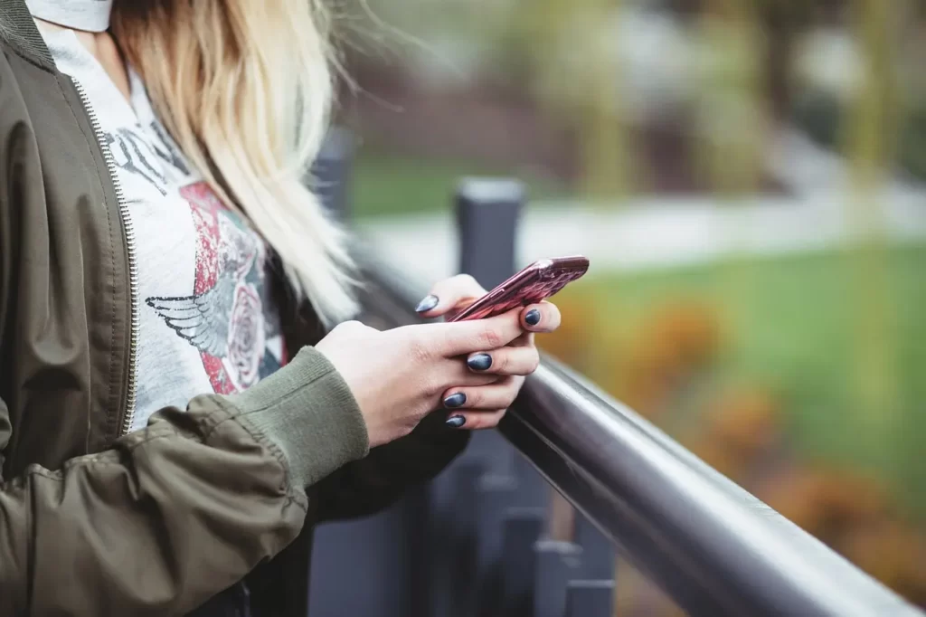 Si leggono ancora gli SMS? - sms, social