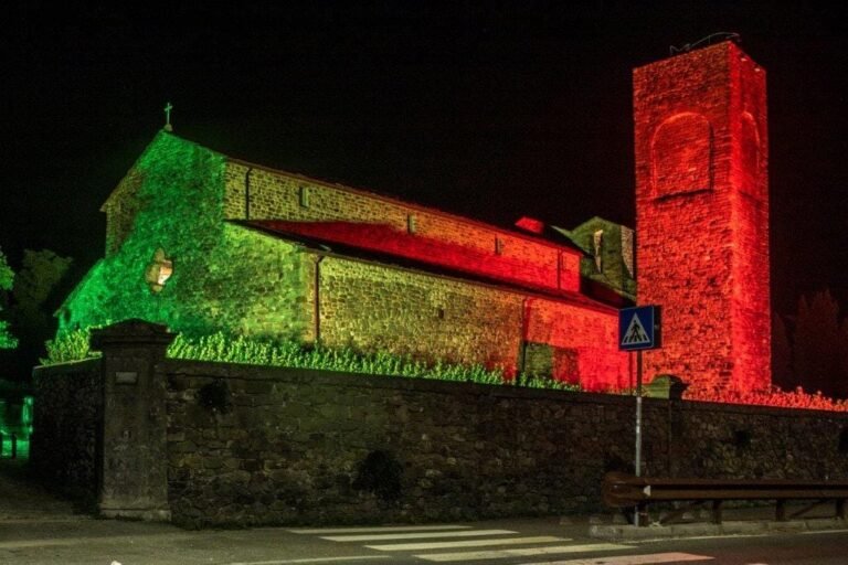 Uno spettacolo di illuminotecnica: la Pieve di Sorano si illumina per sensibilizzare sui temi sociali - Filattiera, illuminazione