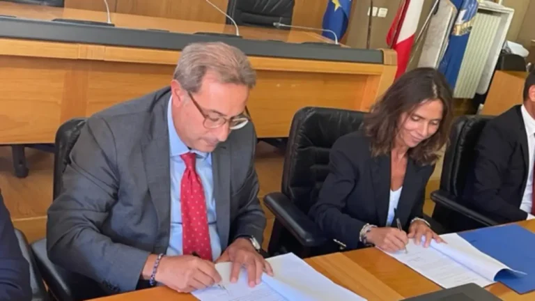 Firmata la convenzione tra Carrara Fiere e Prefettura per gli sbarchi dei migranti - carrarafiere, massa