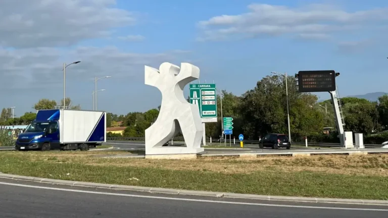 Il benvenuto a Carrara adesso è con la "ballerina" di marmo - ballerina, carrara