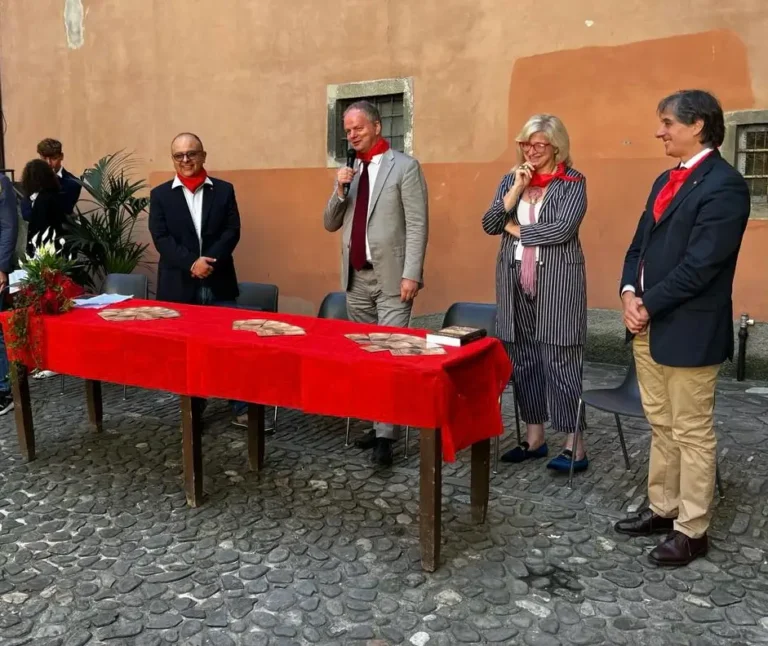 “Uffizi diffusi” saluta Pontremoli con un fiume di fazzoletti rossi “Uffizi diffusi” saluta Pontremoli con un fiume di fazzoletti rossi - Pontremoli, uffizi