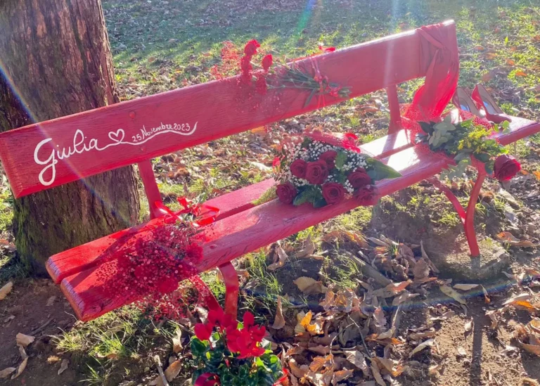 Inaugurata a Barbarasco una panchina rossa per Giulia e per tutte le donne vittime di violenza - barbarasco, panchina rossa