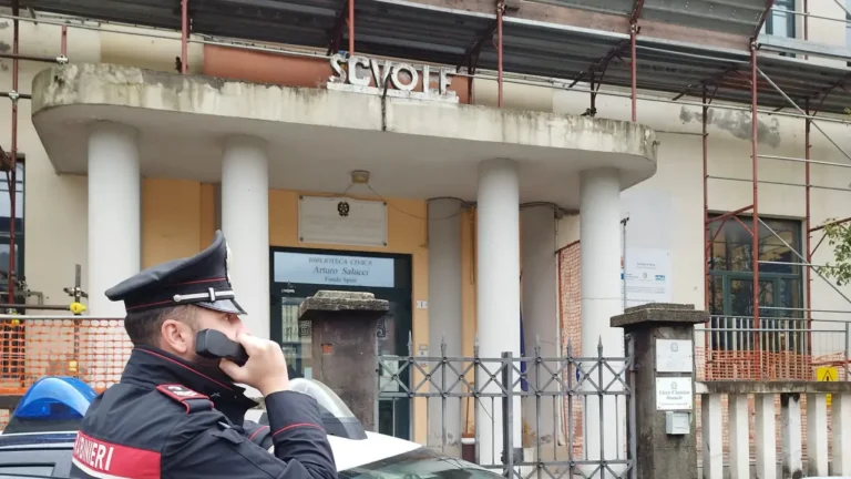 Aulla, rubano durante la notte in pieno centro, arrestate due persone Aulla, rubano durante la notte in pieno centro, arrestate due persone - arresti, Aulla