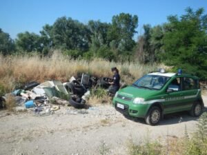 Abbandono di rifiuti, quattro persone denunciate ad Ameglia - Ameglia, carabinieri forestali