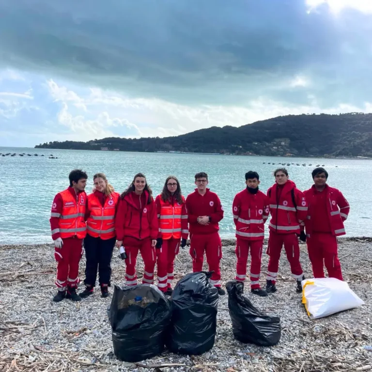 I volontari della Croce Rossa ripuliscono dai rifiuti le spiagge dell'Olivo e delle Terrazze a Portovenere -