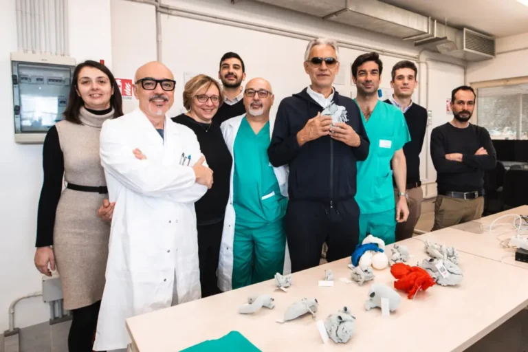 Andrea Bocelli in visita al Biocardiolab, ignegneri e medici gli regalano una copia 3D del suo cuore - andrea bocelli