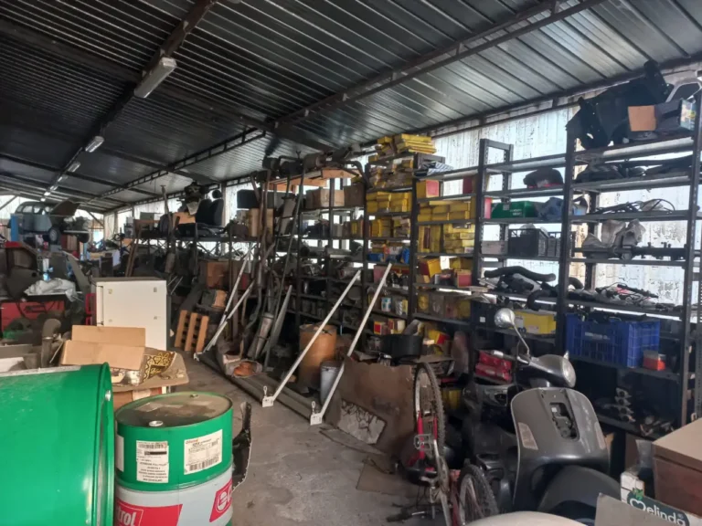 A Santo Stefano una discarica illecita di rifiuti in autofficina, scattano le multe - carabinieri, multe