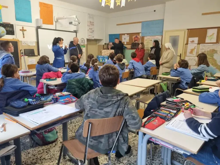 Gioco d'azzardo: il contrasto al gioco d'azzardo inizia a scuola grazie al SerD   - massa, serd