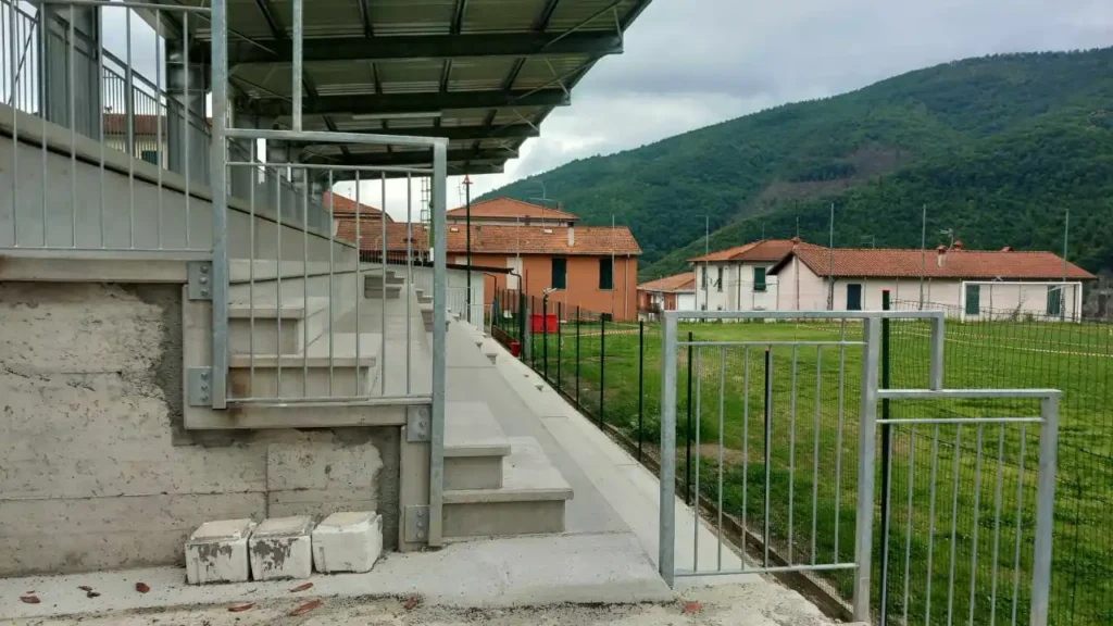 La nuova tribuna del campo sportivo di Fivizzano non è accessibile ai disabili - Campo sportivo, Fivizzano