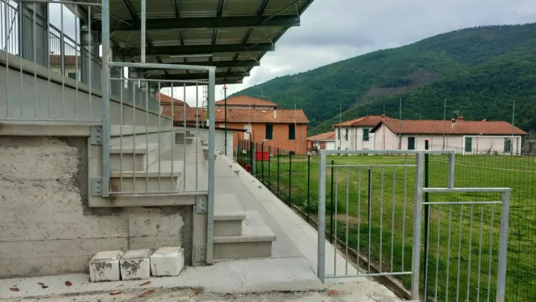 La nuova tribuna del campo sportivo di Fivizzano non è accessibile ai disabili La nuova tribuna del campo sportivo di Fivizzano non è accessibile ai disabili - Campo sportivo, Fivizzano