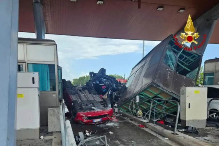 Grave incidente al casello di Rosignano Marittimo: 3 morti e 6 feriti - casello, incidente