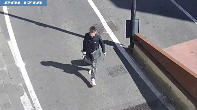 Truffatore si nasconde tra i turisti, identificato e denunciato Truffatore si nasconde tra i turisti, identificato e denunciato - la spezia, truffa