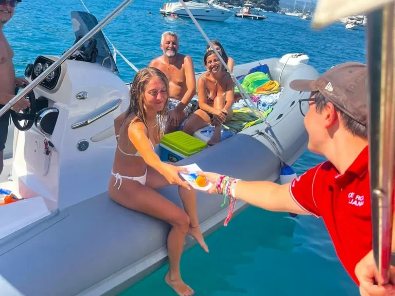 Croce Rossa distribuisce creme solari gratuite ai bagnanti - creme solari, Estate