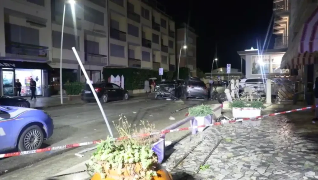 Auto investe 7 pedoni, muoiono 2 ragazze a Lido di Camaiore Auto investe 7 pedoni, muoiono 2 ragazze a Lido di Camaiore -
