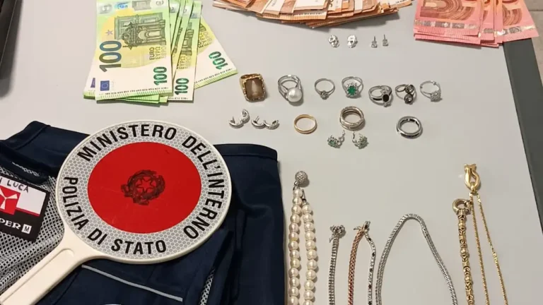 Giovane truffatrice fermata dalla Polizia Giovane truffatrice fermata dalla Polizia - anziana, la spezia