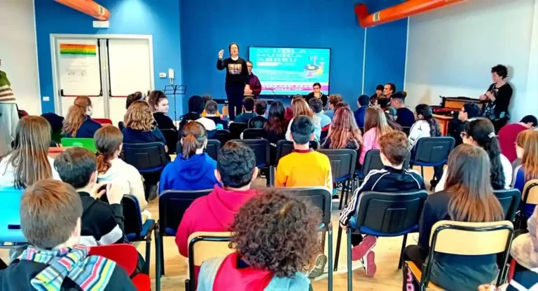 Il lunedì si cresce e si impara a collaborare a tempo di musica - agogo, Arci