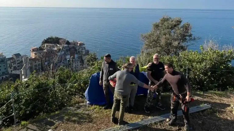 I preparativi per l'accensione del presepe di Manarola - cinque terre, manarola