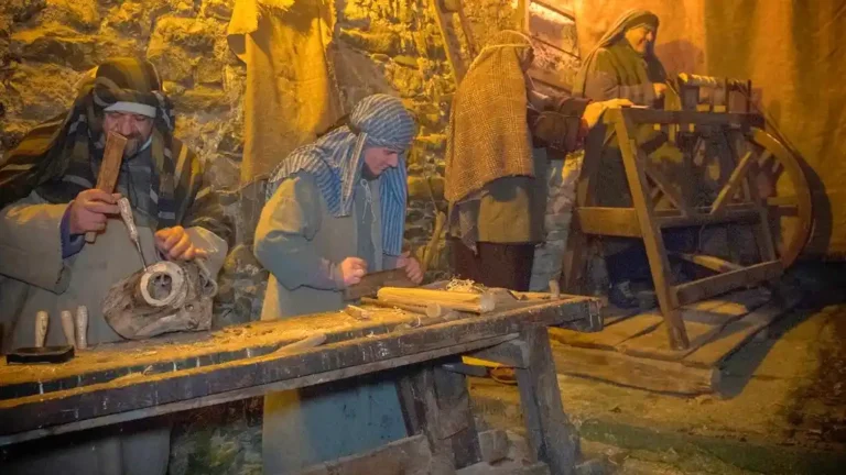 Ecco i preparativi per il presepe di Equi Terme, e c’è un nuovo castello di Erode Ecco i preparativi per il presepe di Equi Terme, e c'è un nuovo castello di Erode - equi terme, preparativi