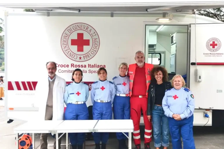 Controlli sanitari gratuiti in Piazza Brin a Spezia Controlli sanitari gratuiti in Piazza Brin a Spezia - croce rossa, operazione donatella