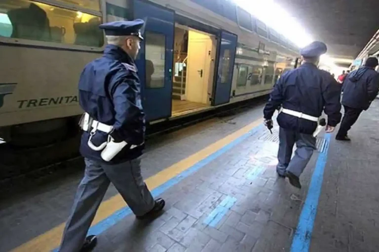 Dà in escandescenza sul treno e aggredisce gli agenti, arrestato dalla Polizia - agenti, aggressione