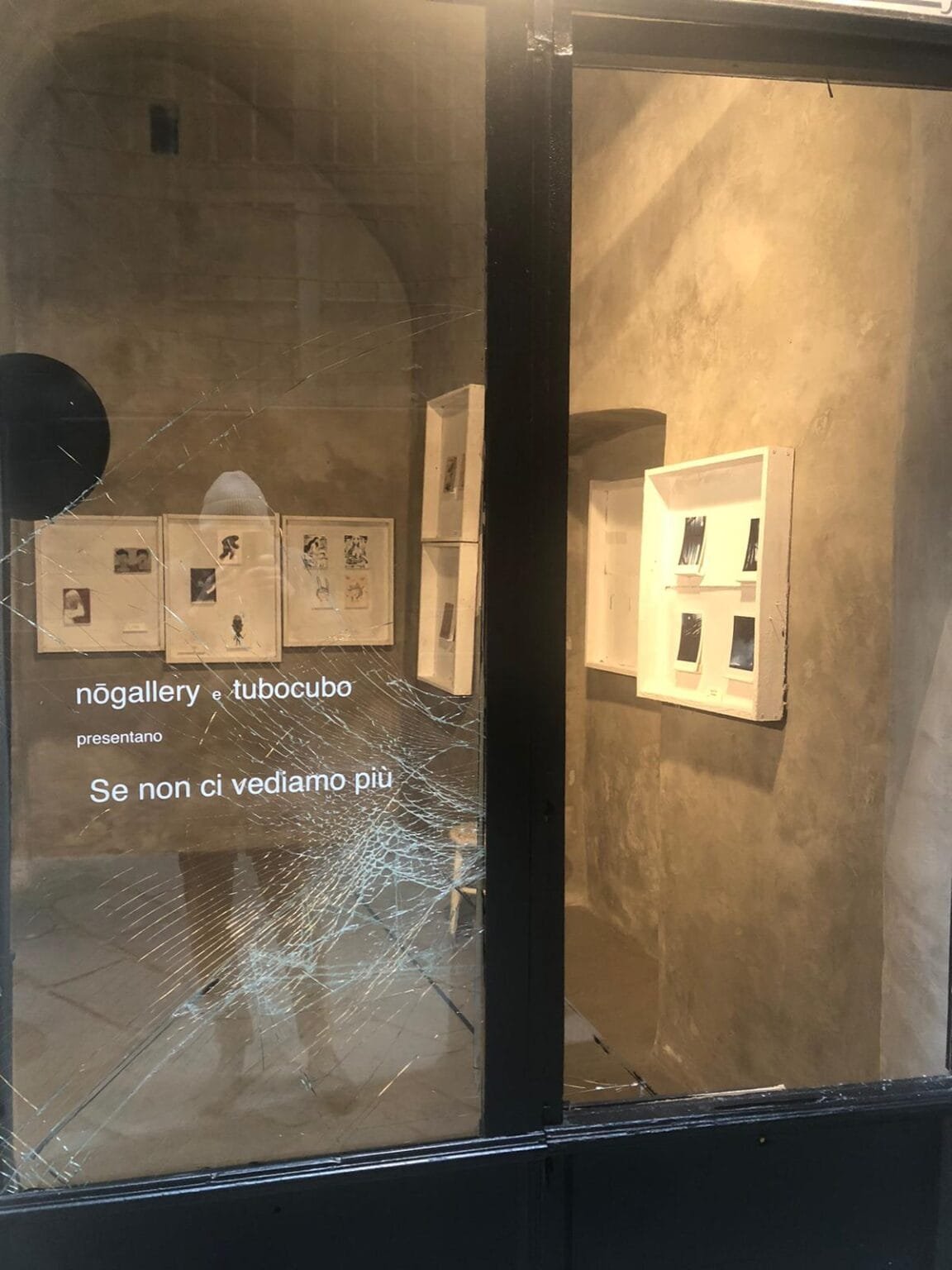 Chi di arte colpisce... Primo dell'anno con vetri sfondati per la Nōgallery di Pontremoli - Arte, Bravate
