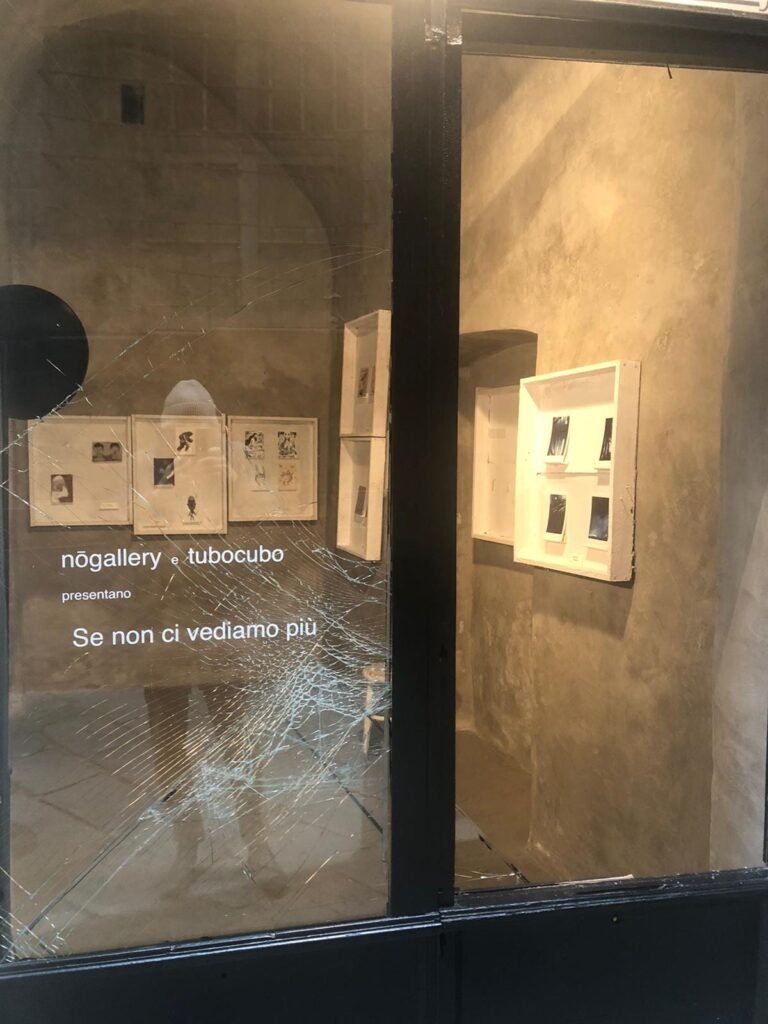 Chi di arte colpisce... Primo dell'anno con vetri sfondati per la Nōgallery di Pontremoli - Arte, Bravate