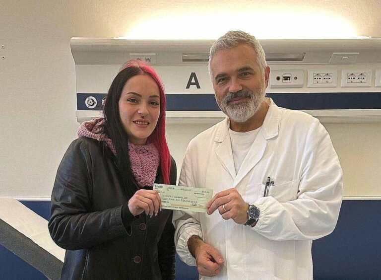 Dona l'incasso della vigilia al reparto di oncologia - mambrini, massa