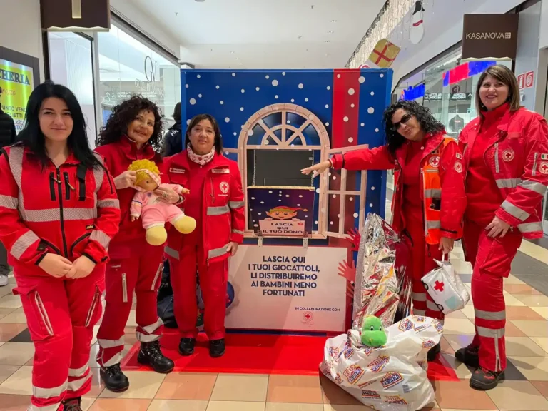 Croce Rossa e Le Terrazze hanno raccolto 140mila giocattoli per Natale Croce Rossa e Le Terrazze hanno raccolto 140mila giocattoli per Natale - croce rossa, giocattoli