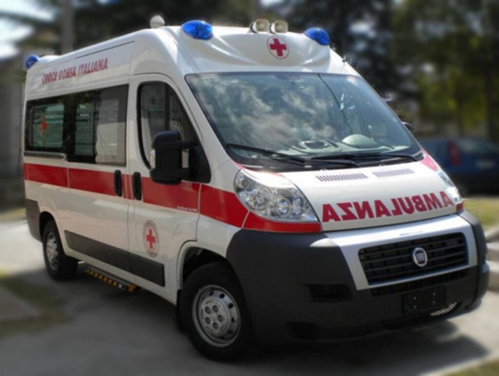 Aggressione in pieno giorno a un equipaggio della Croce Rossa: soccorritori colpiti dai pazienti - ambulanza, croce rossa