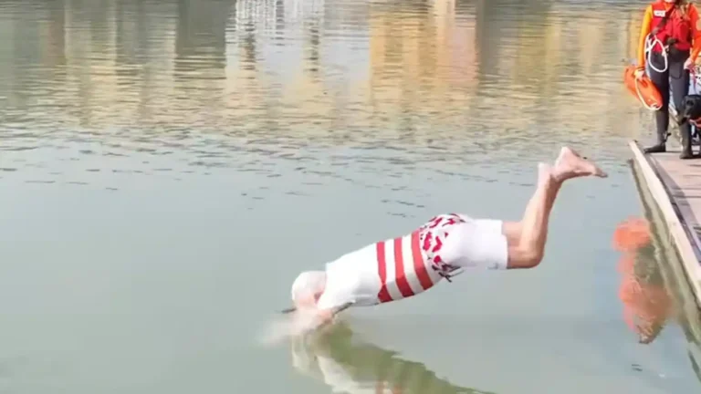 Nuovo anno e nuovo tuffo per il presidente della Toscana Eugenio Giani Nuovo anno e nuovo tuffo per il presidente della Toscana Eugenio Giani - 2025, giani