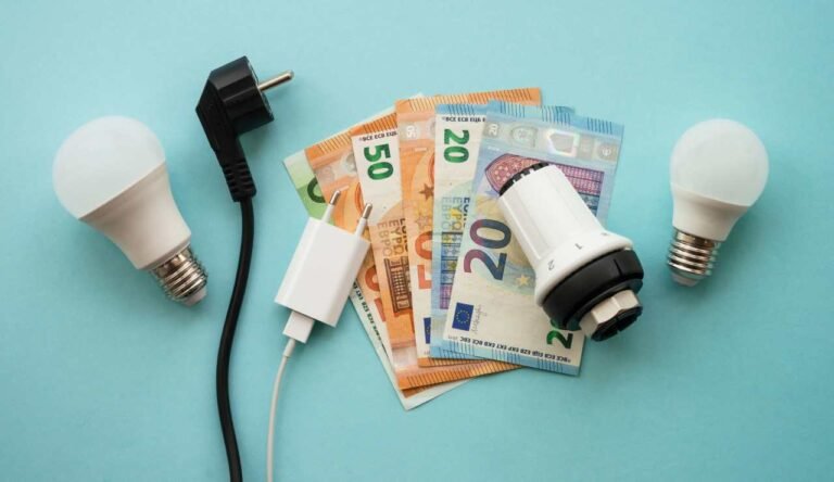 Bollette in aumento: i rincari di gennaio, ecco cosa ci aspetta - bollette, costi