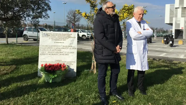 Un momento di raccoglimento all'ospedale Apuane per ricordare i medici deceduti per il Covid - covid, medici