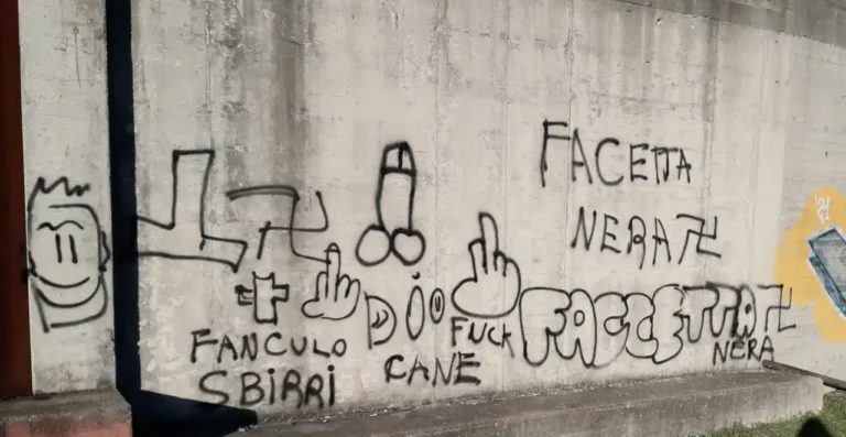 Scritte (sgrammaticate) e vandalisimi rimossi ad Aulla - Aulla, scritte