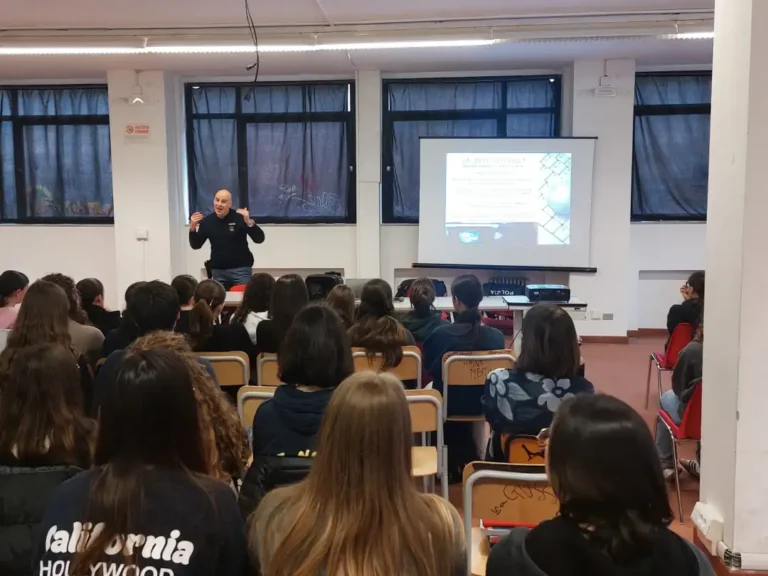 La Polizia di Stato insieme agli studenti La Polizia di Stato insieme agli studenti - Bullismo, polizia