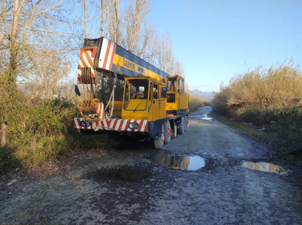 C’è una gru abbandonata in zona parco a Sarzana, la segnalazione di un lettore C'è una gru abbandonata in zona parco a Sarzana, la segnalazione di un lettore - abbandono, gasolio