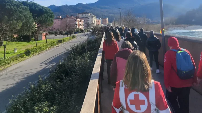 Aulla cammina per Andrea: un abbraccio collettivo di speranza - Lunigiana