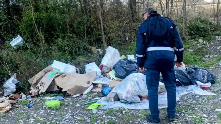 Rifiuti abbandonati a Bettola: scoperto e multato il responsabile - albiano, Aulla